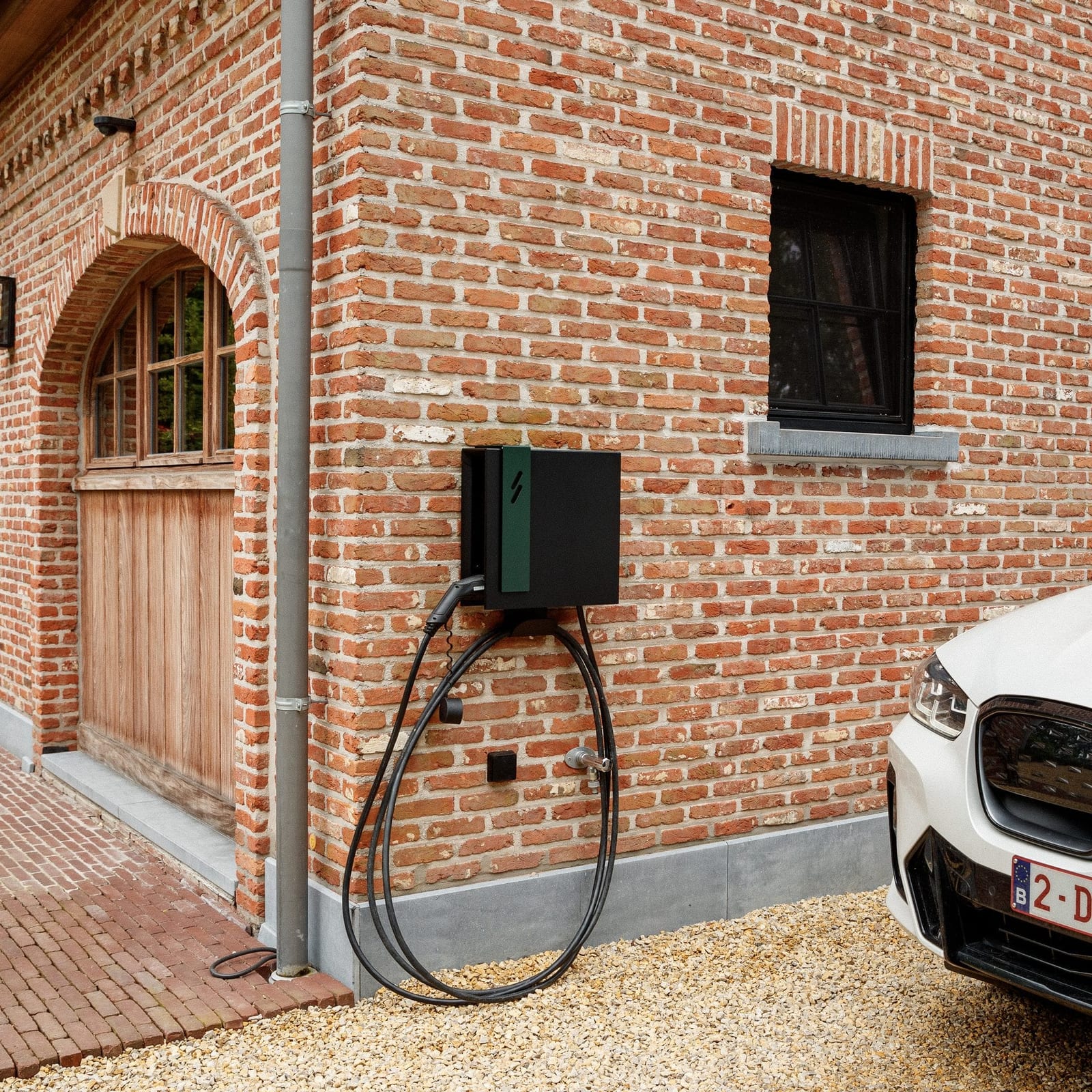 Blitzpower laadstation aan de bakstenen gevel van een woning