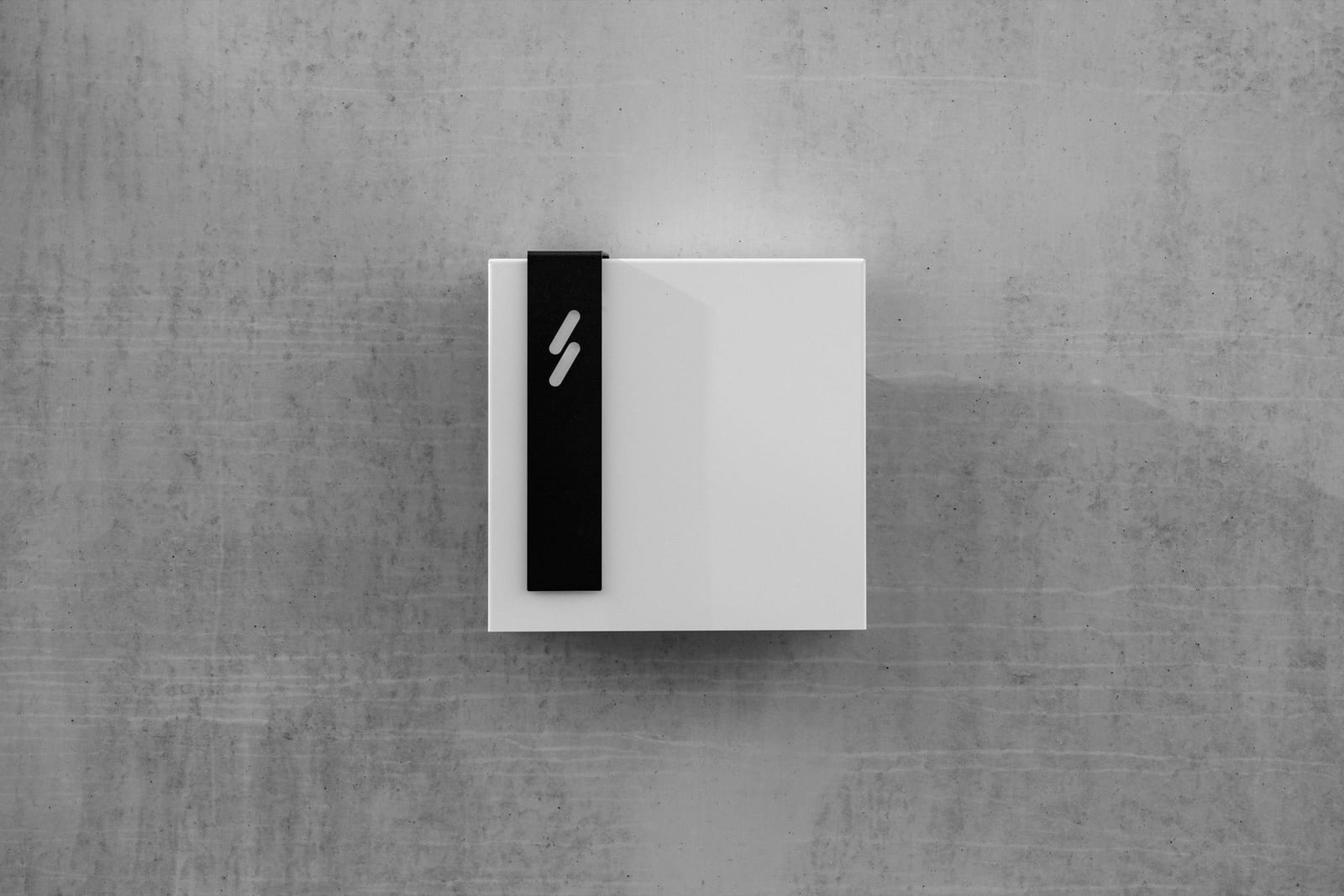 Blitzpower laadstation in witte afwerking tegen een betonnen wand