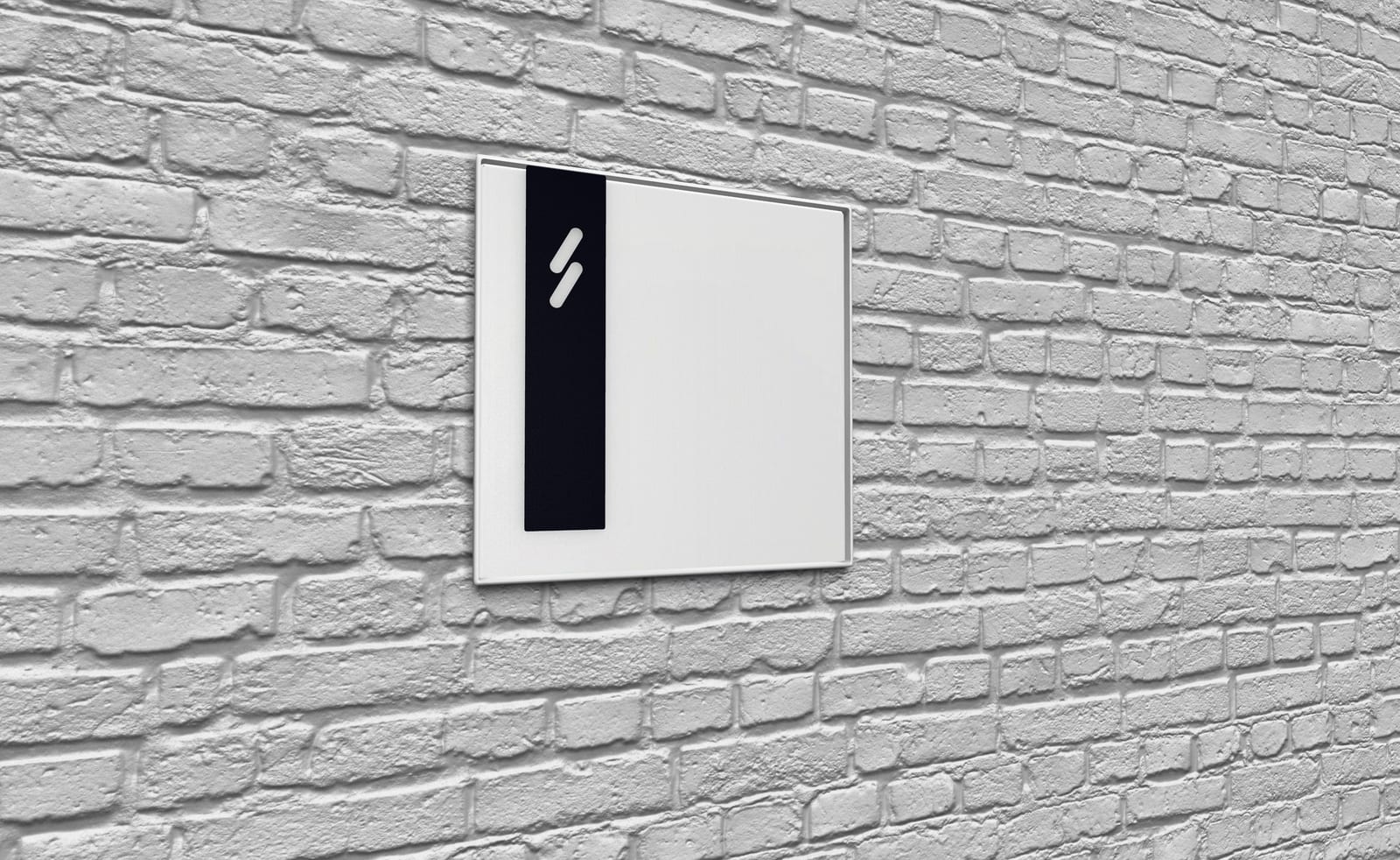 Wit Blitzpower laadstation op een witgeschilderde bakstenen gevel