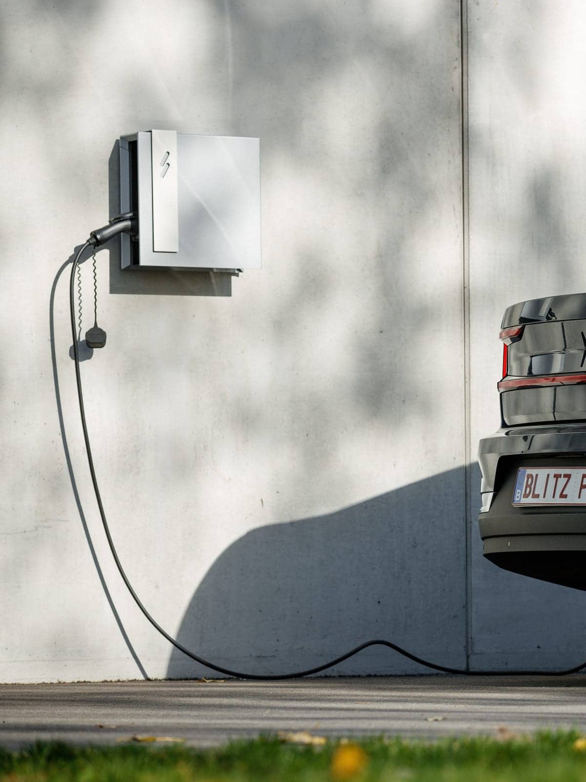 Elektrische wagen die laadt aan een Blitzpower laadstation bij een woning