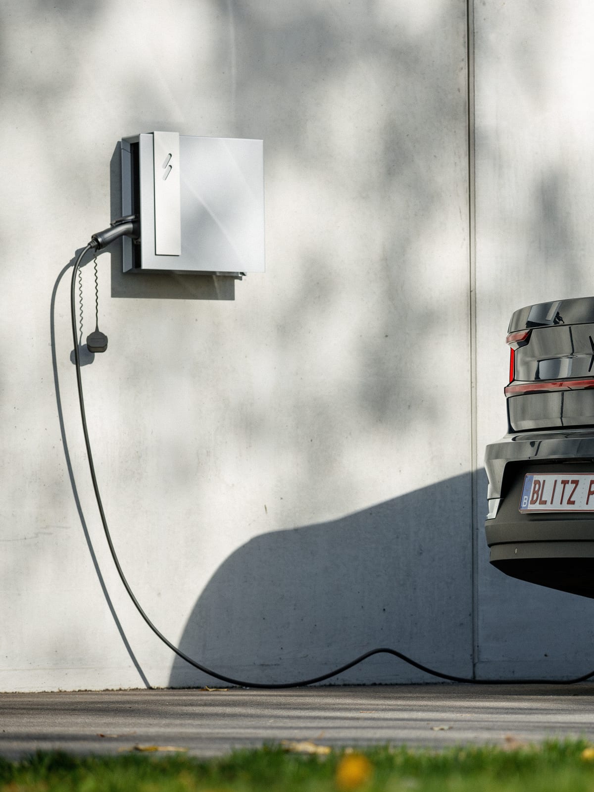Elektrische wagen die laadt aan een Blitzpower laadstation bij een woning