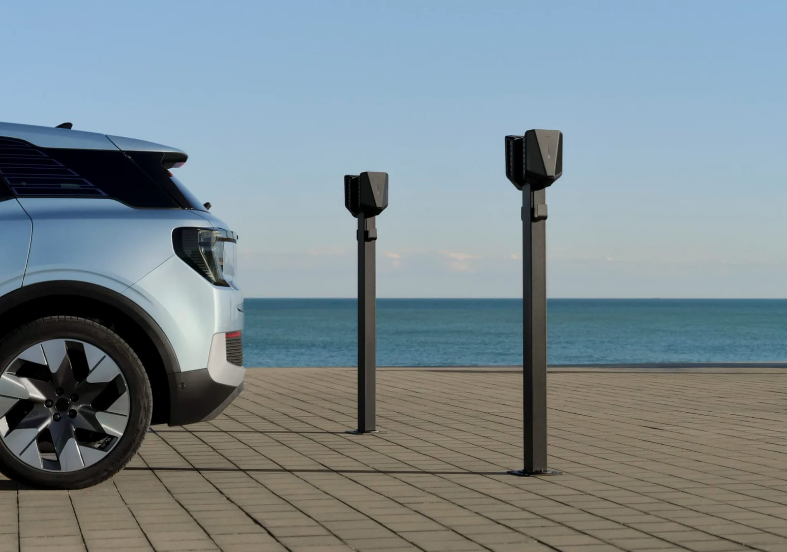 Twee Easee laadzuilen naast elkaar op een gedeelde parking