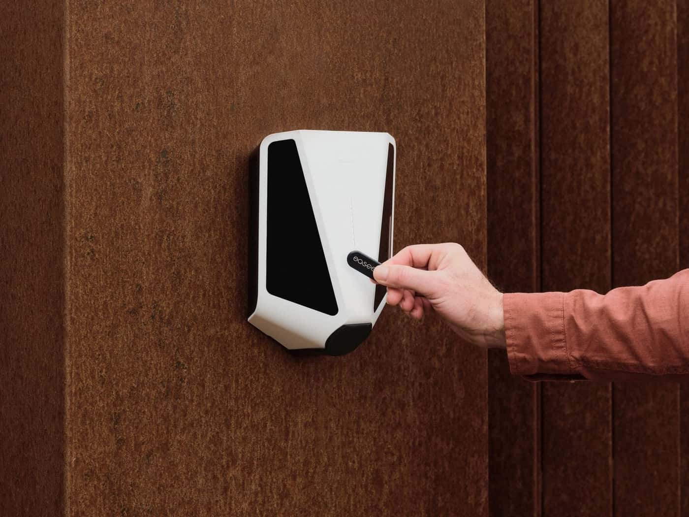 Hand die de laadkabel aankoppelt aan een Easee laadstation