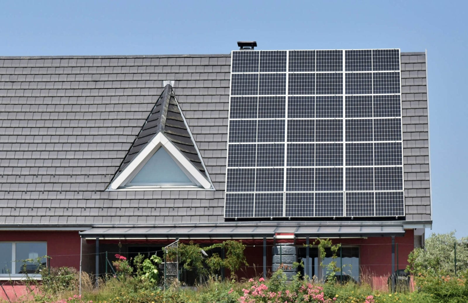 Woning met zonnepanelen op het dak