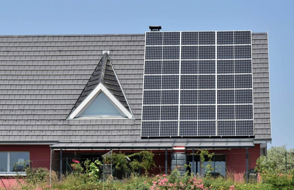 Woning met zonnepanelen op het dak