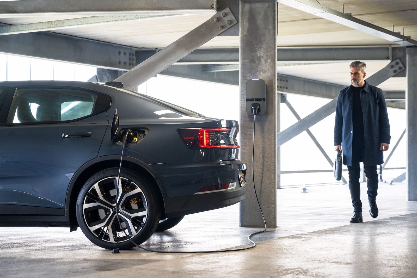 Elektrische wagen die laadt aan een Peblar Business laadstation