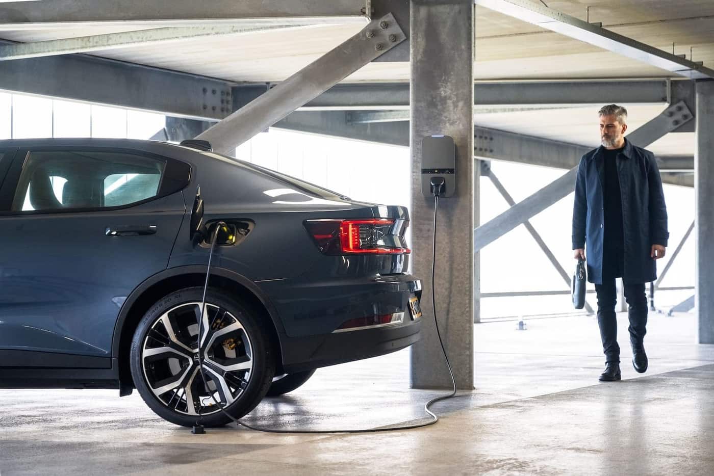 Elektrische wagen die laadt aan een Peblar Business laadstation