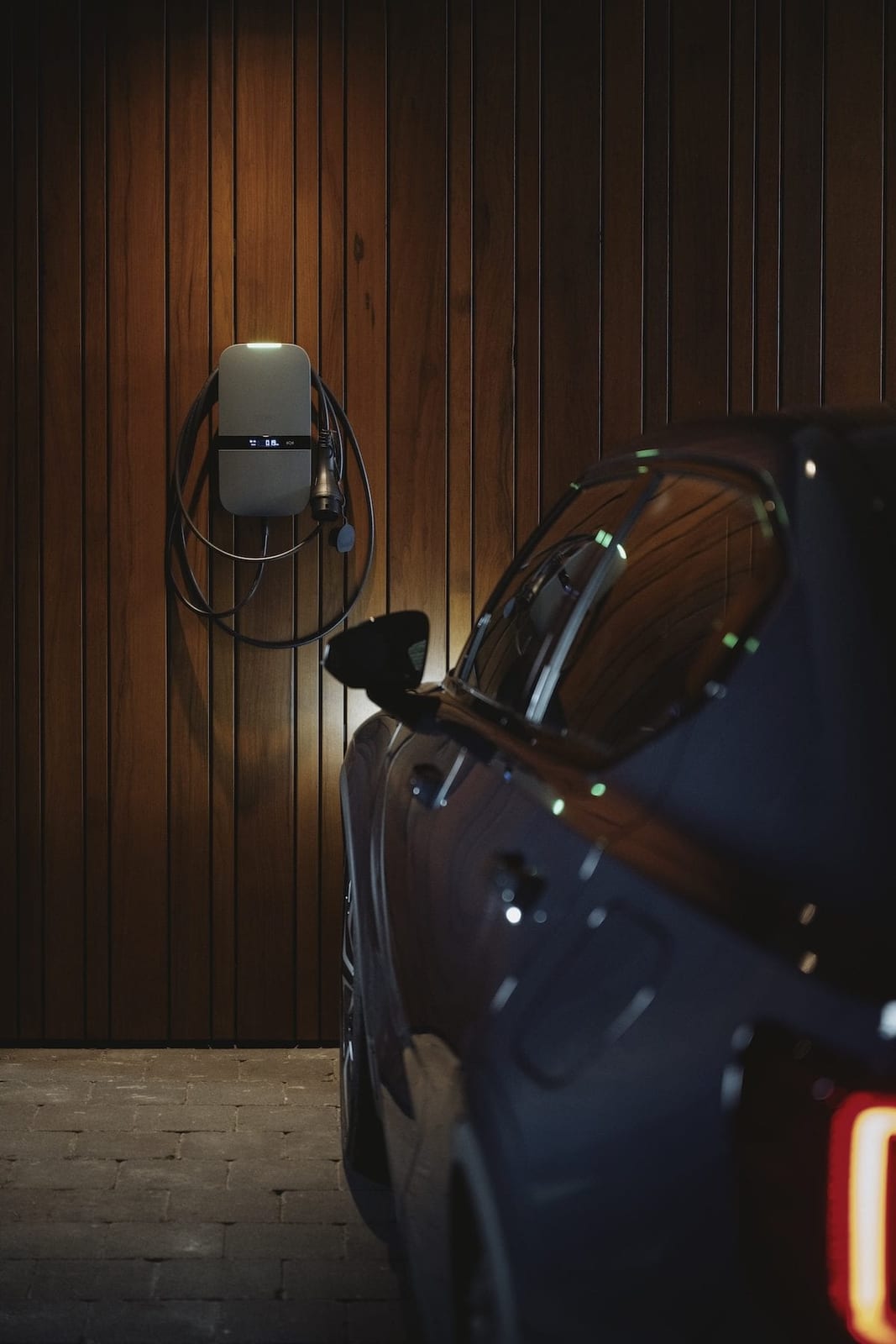 Peblar Home laadstation met verlichte statusbalk in een garage