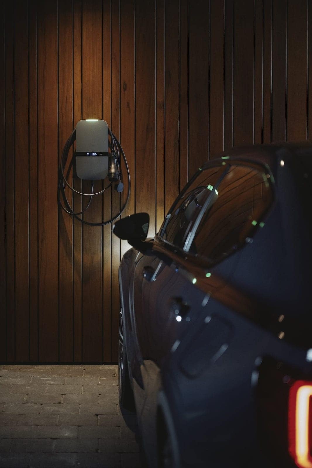 Peblar Home laadstation met verlichte statusbalk in een garage