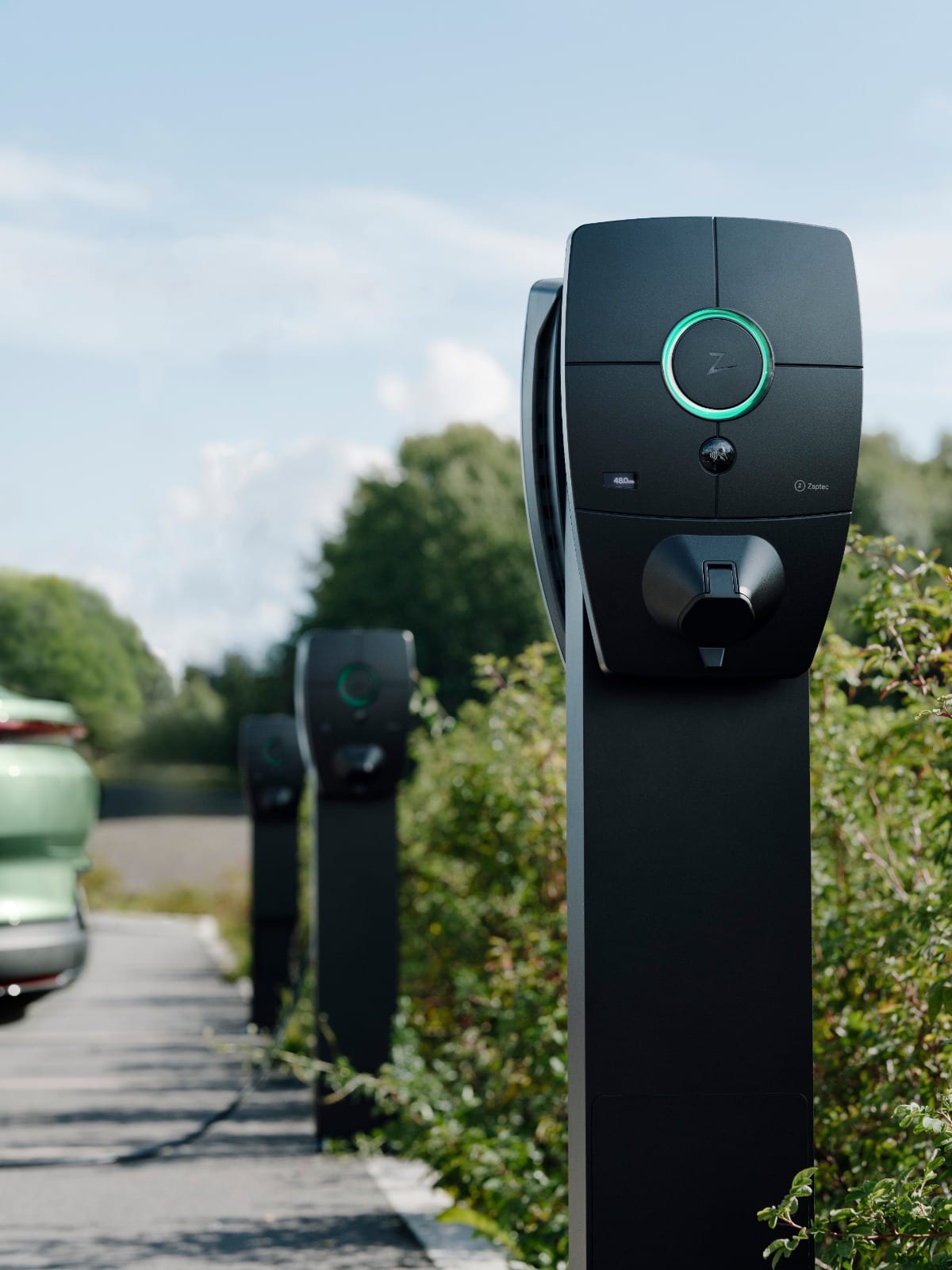 Zaptec Pro laadzuilen op een buitenparking